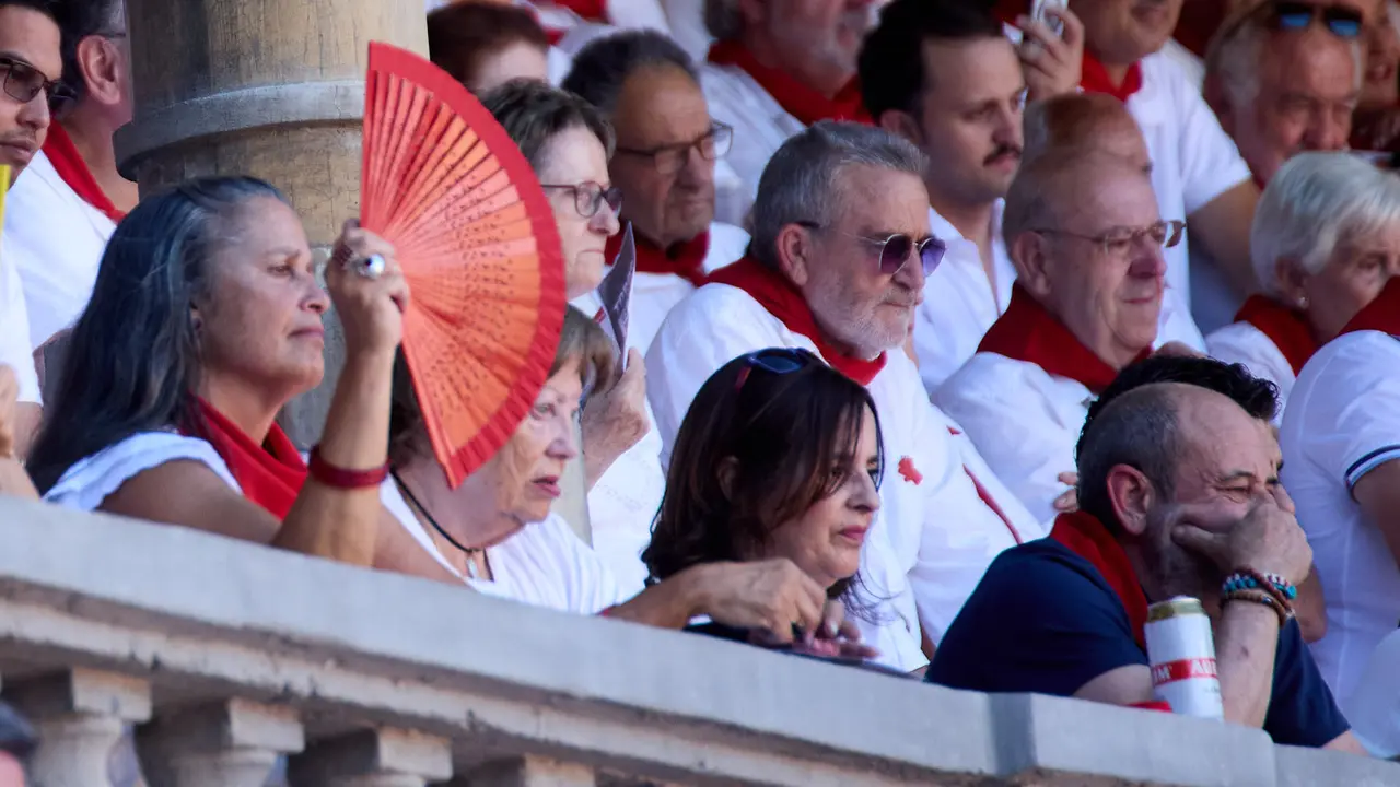 Los tendidos de la plaza de Toros de Pamplona durante la tercera corrida de la Feria del Toro de San Fermín 2025 con toros de Álvaro Núñez para Morante de la Puebla, Roca Rey y Tomás Rufo. IÑIGO ALZUGARAY