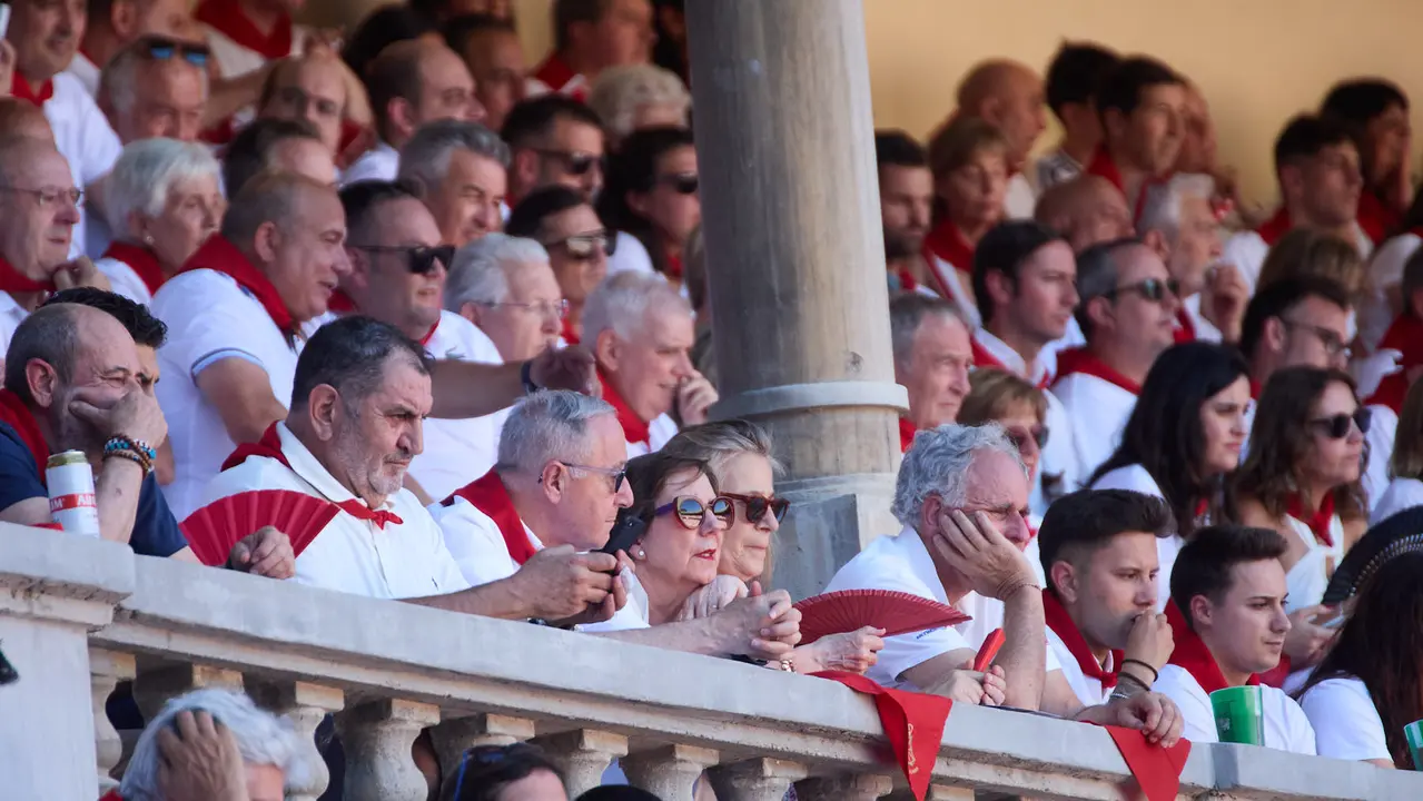 Los tendidos de la plaza de Toros de Pamplona durante la tercera corrida de la Feria del Toro de San Fermín 2025 con toros de Álvaro Núñez para Morante de la Puebla, Roca Rey y Tomás Rufo. IÑIGO ALZUGARAY