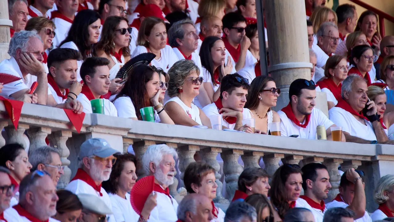Los tendidos de la plaza de Toros de Pamplona durante la tercera corrida de la Feria del Toro de San Fermín 2025 con toros de Álvaro Núñez para Morante de la Puebla, Roca Rey y Tomás Rufo. IÑIGO ALZUGARAY