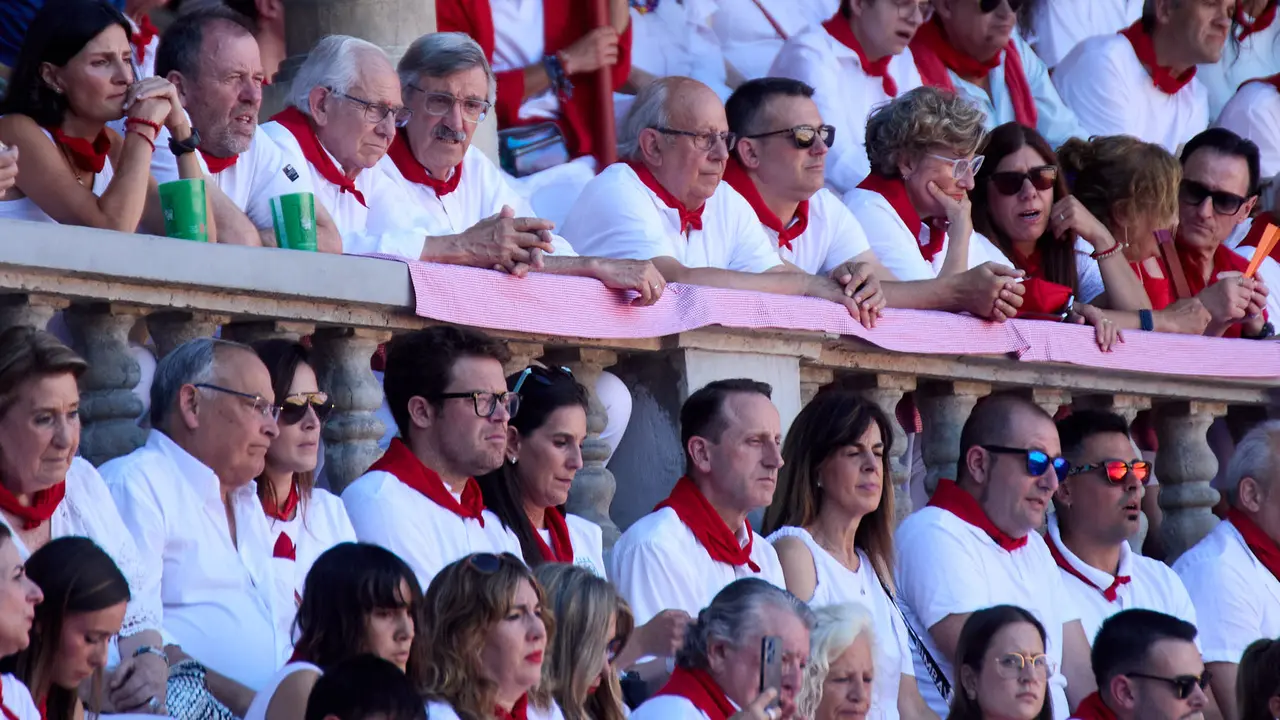 Los tendidos de la plaza de Toros de Pamplona durante la tercera corrida de la Feria del Toro de San Fermín 2025 con toros de Álvaro Núñez para Morante de la Puebla, Roca Rey y Tomás Rufo. IÑIGO ALZUGARAY