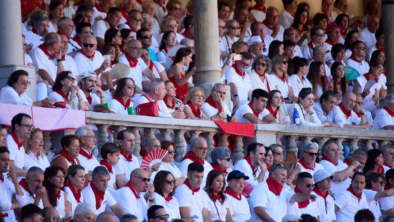 Los tendidos de la plaza de Toros de Pamplona durante la tercera corrida de la Feria del Toro de San Fermín 2025 con toros de Álvaro Núñez para Morante de la Puebla, Roca Rey y Tomás Rufo. IÑIGO ALZUGARAY