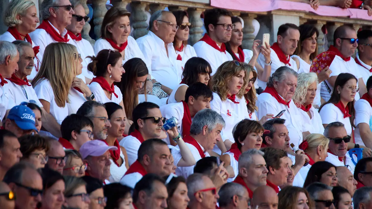 Los tendidos de la plaza de Toros de Pamplona durante la tercera corrida de la Feria del Toro de San Fermín 2025 con toros de Álvaro Núñez para Morante de la Puebla, Roca Rey y Tomás Rufo. IÑIGO ALZUGARAY