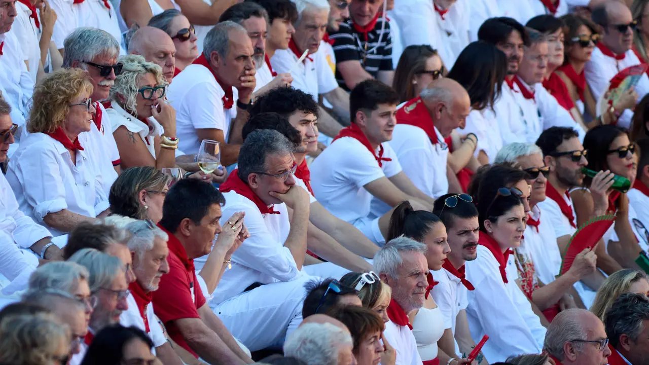 Los tendidos de la plaza de Toros de Pamplona durante la tercera corrida de la Feria del Toro de San Fermín 2025 con toros de Álvaro Núñez para Morante de la Puebla, Roca Rey y Tomás Rufo. IÑIGO ALZUGARAY