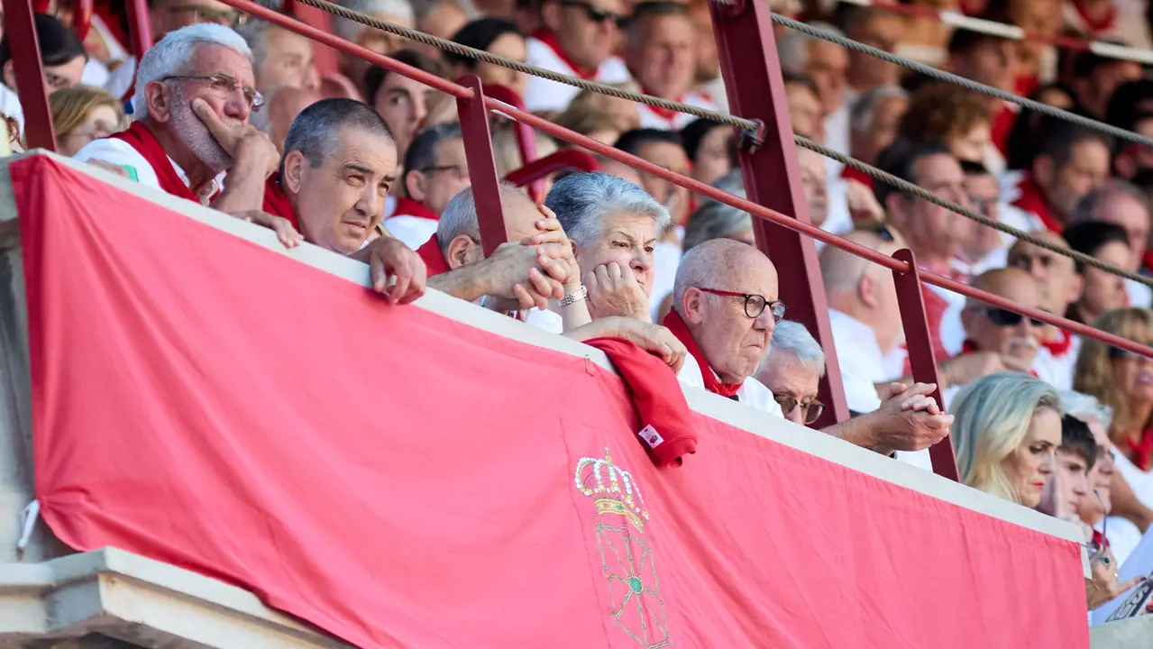 Los tendidos de la plaza de Toros de Pamplona durante la tercera corrida de la Feria del Toro de San Fermín 2025 con toros de Álvaro Núñez para Morante de la Puebla, Roca Rey y Tomás Rufo. IÑIGO ALZUGARAY