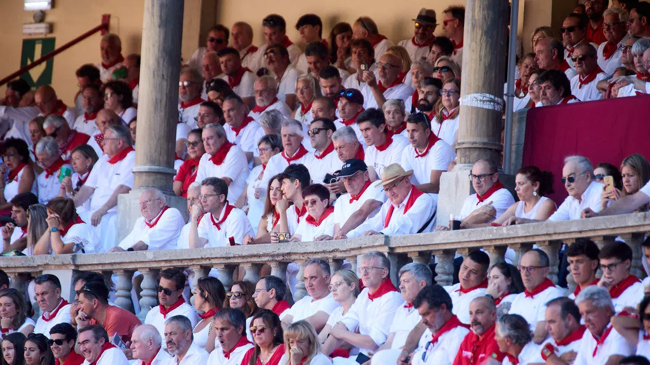 Los tendidos de la plaza de Toros de Pamplona durante la tercera corrida de la Feria del Toro de San Fermín 2025 con toros de Álvaro Núñez para Morante de la Puebla, Roca Rey y Tomás Rufo. IÑIGO ALZUGARAY