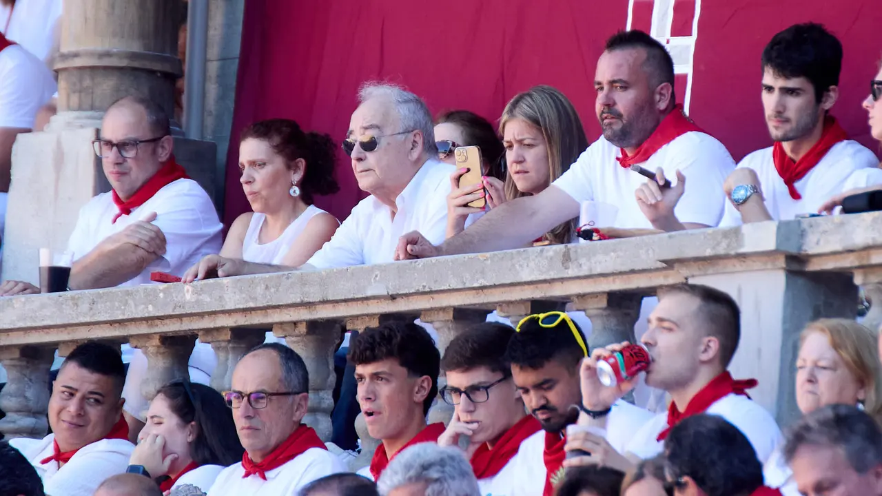 Los tendidos de la plaza de Toros de Pamplona durante la tercera corrida de la Feria del Toro de San Fermín 2025 con toros de Álvaro Núñez para Morante de la Puebla, Roca Rey y Tomás Rufo. IÑIGO ALZUGARAY