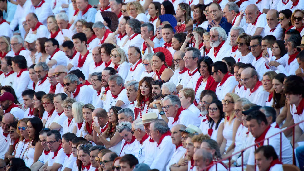Los tendidos de la plaza de Toros de Pamplona durante la tercera corrida de la Feria del Toro de San Fermín 2025 con toros de Álvaro Núñez para Morante de la Puebla, Roca Rey y Tomás Rufo. IÑIGO ALZUGARAY