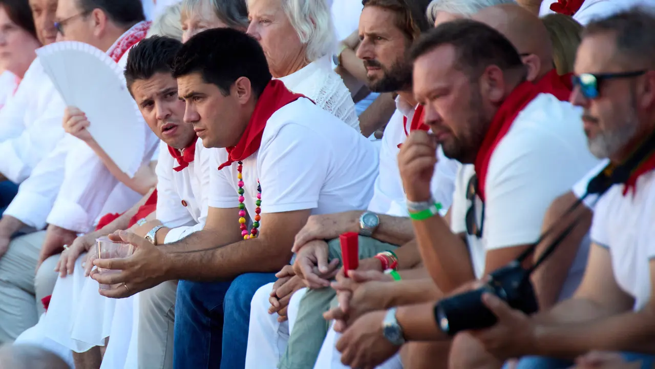 Los tendidos de la plaza de Toros de Pamplona durante la tercera corrida de la Feria del Toro de San Fermín 2025 con toros de Álvaro Núñez para Morante de la Puebla, Roca Rey y Tomás Rufo. IÑIGO ALZUGARAY