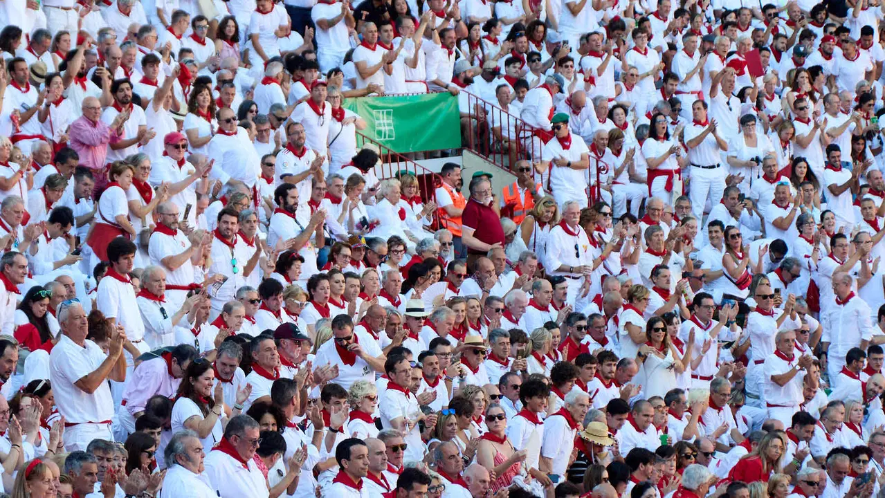Los tendidos de la plaza de Toros de Pamplona durante la tercera corrida de la Feria del Toro de San Fermín 2025 con toros de Álvaro Núñez para Morante de la Puebla, Roca Rey y Tomás Rufo. IÑIGO ALZUGARAY