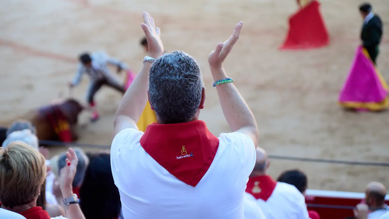 Los tendidos de la plaza de Toros de Pamplona durante la tercera corrida de la Feria del Toro de San Fermín 2025 con toros de Álvaro Núñez para Morante de la Puebla, Roca Rey y Tomás Rufo. IÑIGO ALZUGARAY