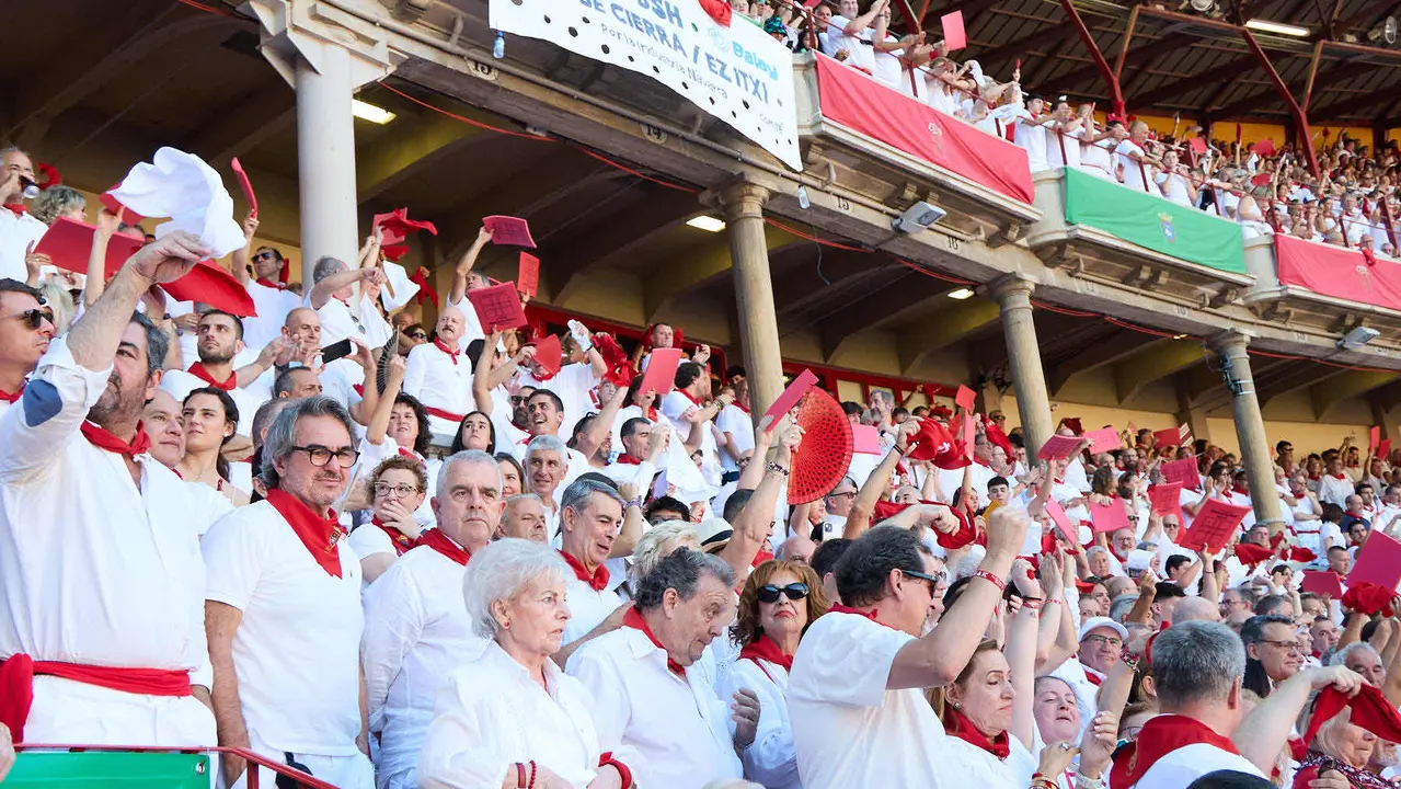 Los tendidos de la plaza de Toros de Pamplona durante la tercera corrida de la Feria del Toro de San Fermín 2025 con toros de Álvaro Núñez para Morante de la Puebla, Roca Rey y Tomás Rufo. IÑIGO ALZUGARAY