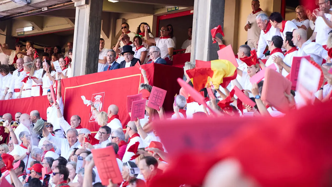 Los tendidos de la plaza de Toros de Pamplona durante la tercera corrida de la Feria del Toro de San Fermín 2025 con toros de Álvaro Núñez para Morante de la Puebla, Roca Rey y Tomás Rufo. IÑIGO ALZUGARAY