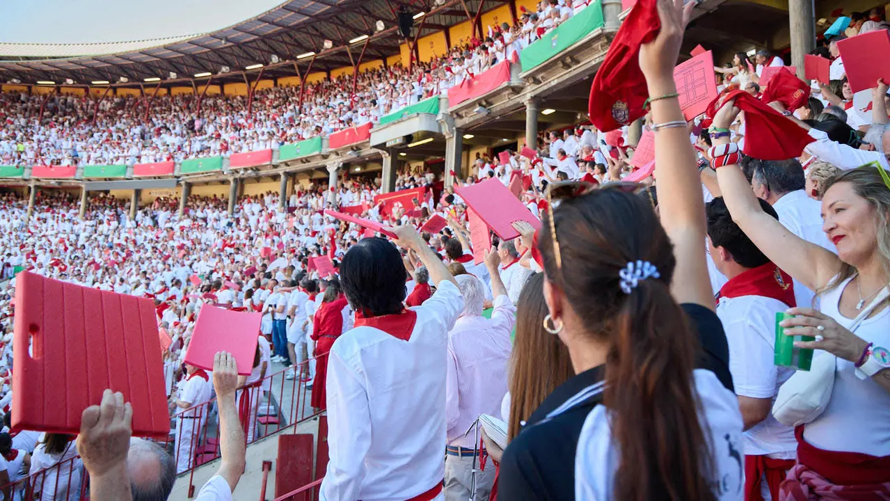 Los tendidos de la plaza de Toros de Pamplona durante la tercera corrida de la Feria del Toro de San Fermín 2025 con toros de Álvaro Núñez para Morante de la Puebla, Roca Rey y Tomás Rufo. IÑIGO ALZUGARAY