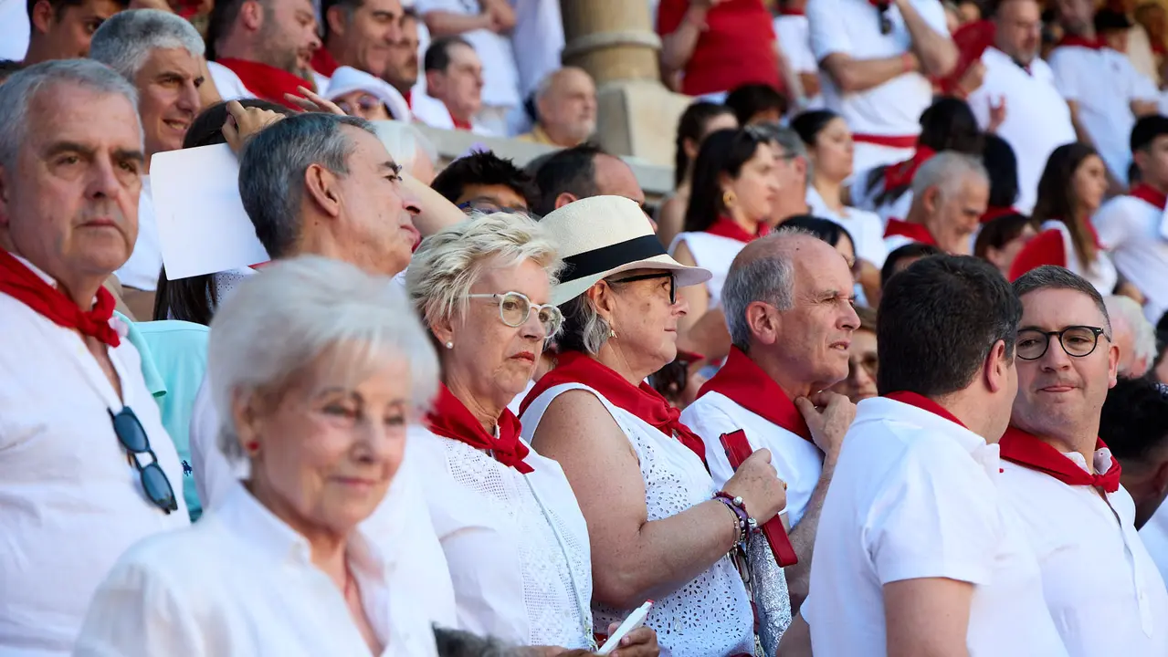 Los tendidos de la plaza de Toros de Pamplona durante la tercera corrida de la Feria del Toro de San Fermín 2025 con toros de Álvaro Núñez para Morante de la Puebla, Roca Rey y Tomás Rufo. IÑIGO ALZUGARAY