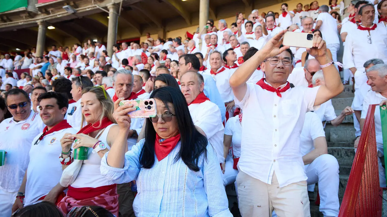 Los tendidos de la plaza de Toros de Pamplona durante la tercera corrida de la Feria del Toro de San Fermín 2025 con toros de Álvaro Núñez para Morante de la Puebla, Roca Rey y Tomás Rufo. IÑIGO ALZUGARAY