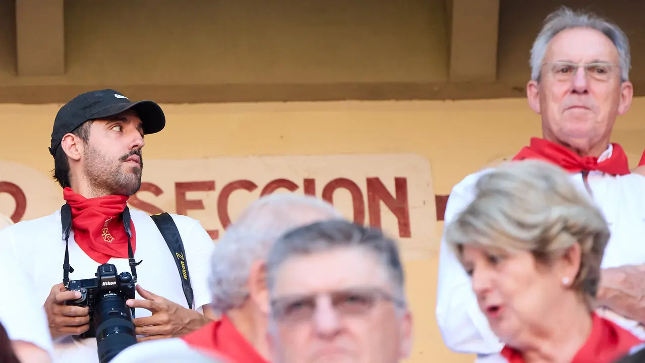 Los tendidos de la plaza de Toros de Pamplona durante la tercera corrida de la Feria del Toro de San Fermín 2025 con toros de Álvaro Núñez para Morante de la Puebla, Roca Rey y Tomás Rufo. IÑIGO ALZUGARAY