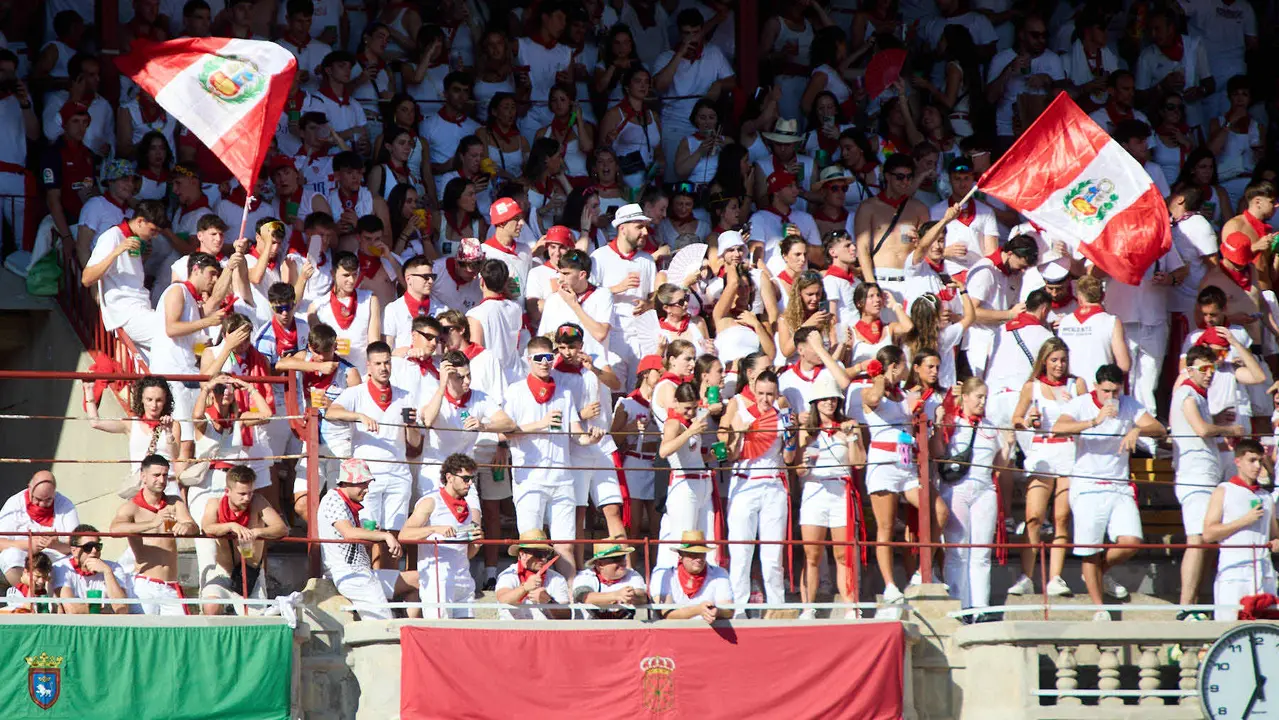 Los tendidos de la plaza de Toros de Pamplona durante la tercera corrida de la Feria del Toro de San Fermín 2025 con toros de Álvaro Núñez para Morante de la Puebla, Roca Rey y Tomás Rufo. IÑIGO ALZUGARAY