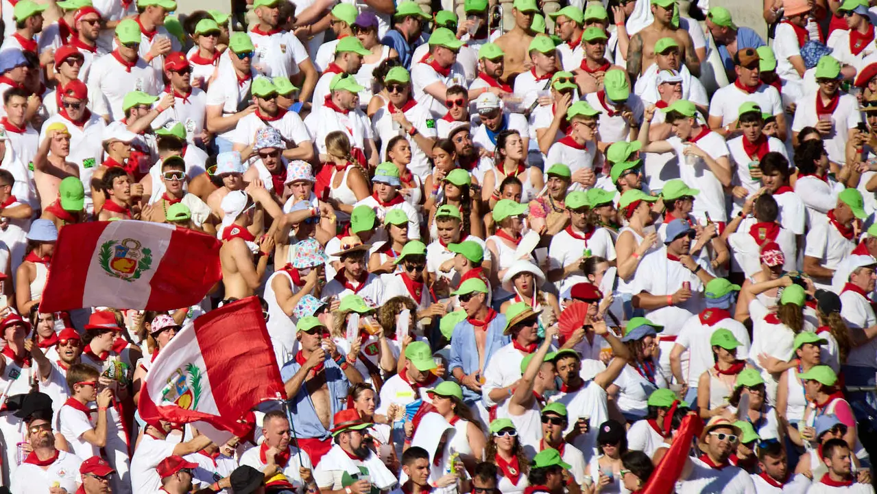 Los tendidos de la plaza de Toros de Pamplona durante la tercera corrida de la Feria del Toro de San Fermín 2025 con toros de Álvaro Núñez para Morante de la Puebla, Roca Rey y Tomás Rufo. IÑIGO ALZUGARAY