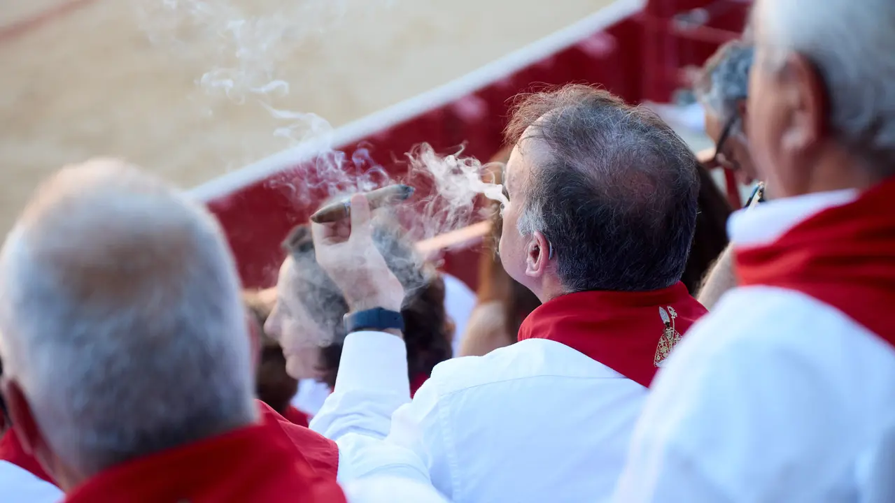 Los tendidos de la plaza de Toros de Pamplona durante la tercera corrida de la Feria del Toro de San Fermín 2025 con toros de Álvaro Núñez para Morante de la Puebla, Roca Rey y Tomás Rufo. IÑIGO ALZUGARAY