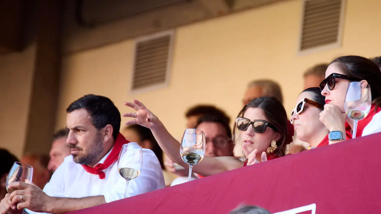 Los tendidos de la plaza de Toros de Pamplona durante la tercera corrida de la Feria del Toro de San Fermín 2025 con toros de Álvaro Núñez para Morante de la Puebla, Roca Rey y Tomás Rufo. IÑIGO ALZUGARAY