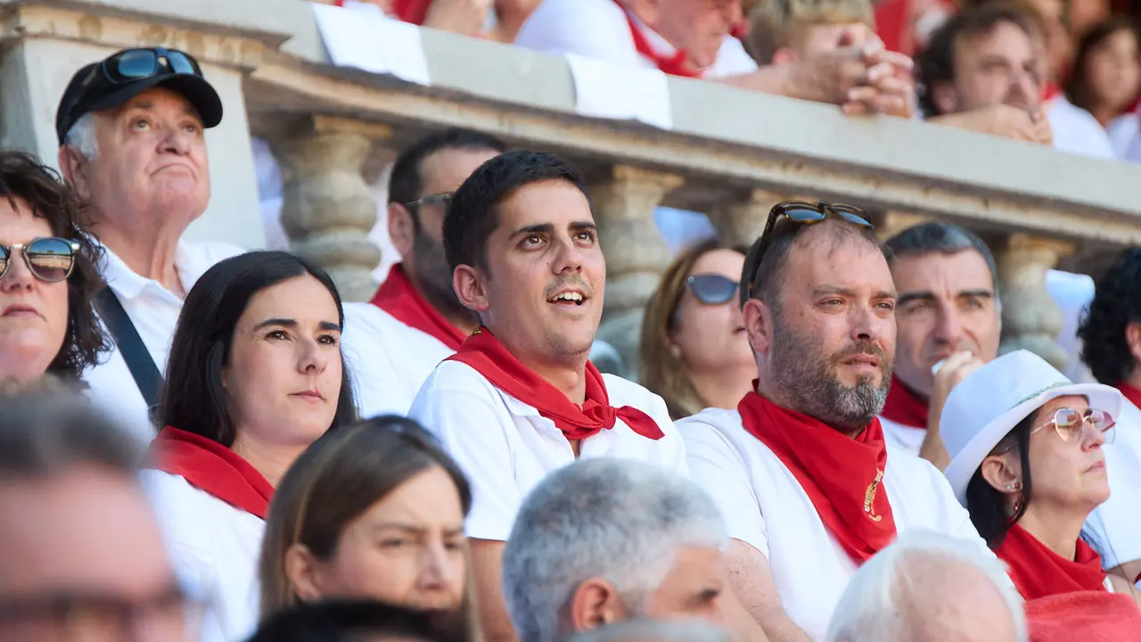 Los tendidos de la plaza de Toros de Pamplona durante la tercera corrida de la Feria del Toro de San Fermín 2025 con toros de Álvaro Núñez para Morante de la Puebla, Roca Rey y Tomás Rufo. IÑIGO ALZUGARAY