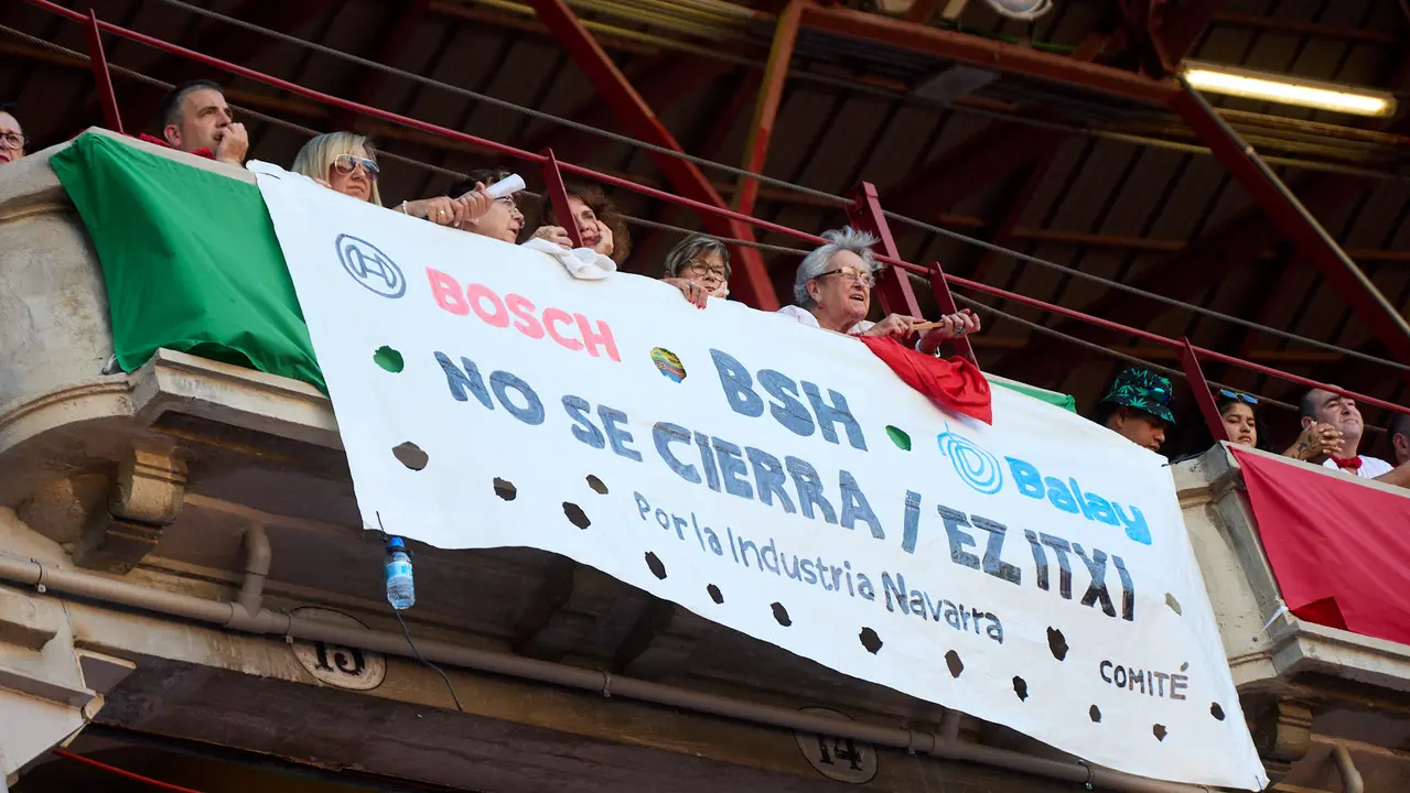 Los tendidos de la plaza de Toros de Pamplona durante la tercera corrida de la Feria del Toro de San Fermín 2025 con toros de Álvaro Núñez para Morante de la Puebla, Roca Rey y Tomás Rufo. IÑIGO ALZUGARAY