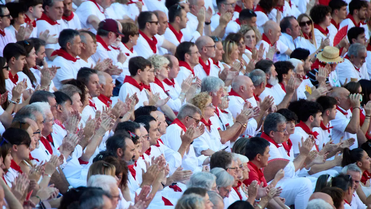 Los tendidos de la plaza de Toros de Pamplona durante la tercera corrida de la Feria del Toro de San Fermín 2025 con toros de Álvaro Núñez para Morante de la Puebla, Roca Rey y Tomás Rufo. IÑIGO ALZUGARAY
