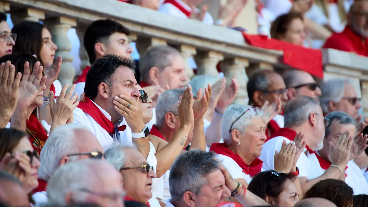 Los tendidos de la plaza de Toros de Pamplona durante la tercera corrida de la Feria del Toro de San Fermín 2025 con toros de Álvaro Núñez para Morante de la Puebla, Roca Rey y Tomás Rufo. IÑIGO ALZUGARAY