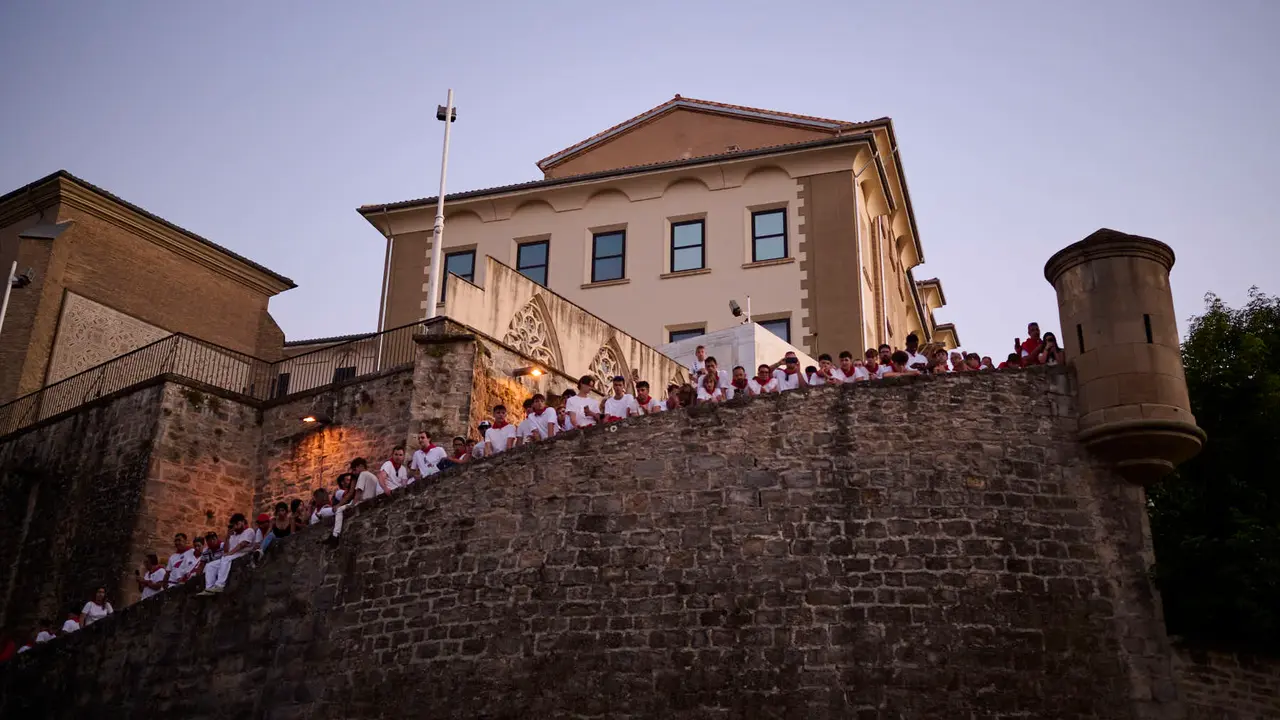 Encierrillo con los toros de Victoriano del Río durante San Fermín 2025. PABLO LASAOSA