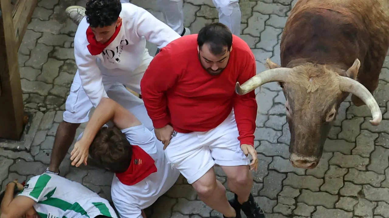 Cuarto encierro de San Fermín 2025 el día 10 de julio con toros de Victoriano del Río en la bajada al callejón. EFE - J.P. URDIROZ