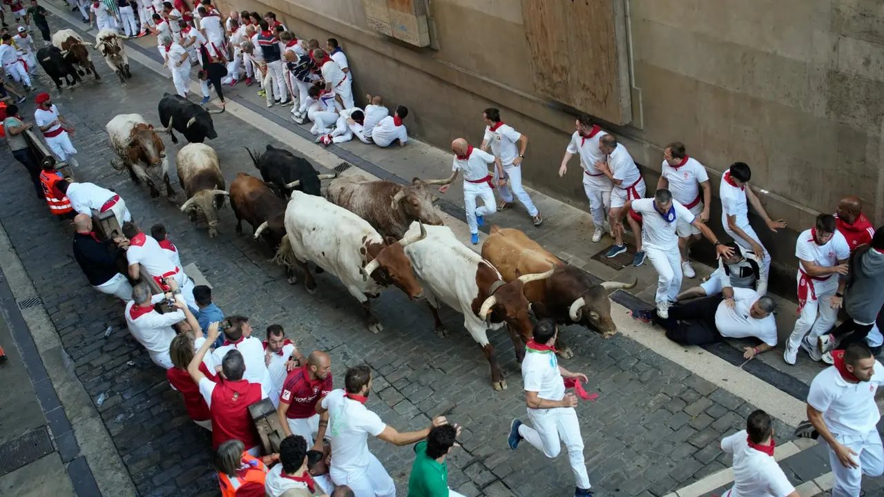 Cuarto encierro de San Fermín 2025 el día 10 de julio con toros de Victoriano del Río en Santo Domingo. EFE - AINHOA TEJERINA (1)