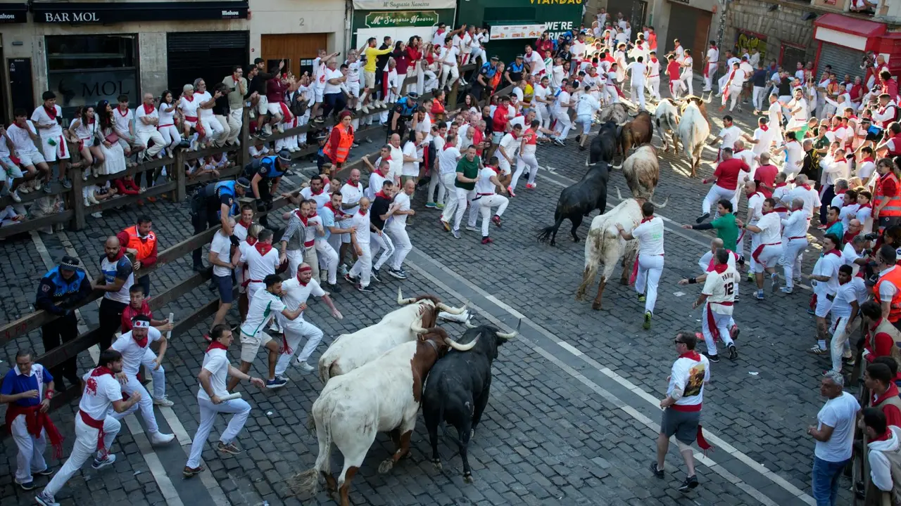 Cuarto encierro de San Fermín 2025 el día 10 de julio con toros de Victoriano del Río en la plaza del Ayuntamiento. EFE - AINHOA TEJERINA (1)