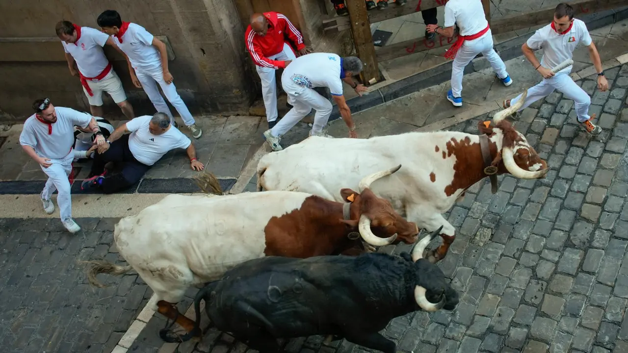 Cuarto encierro de San Fermín 2025 el día 10 de julio con toros de Victoriano del Río en la plaza del Ayuntamiento. EFE - AINHOA TEJERINA (2)