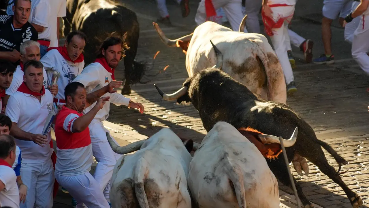 Cuarto encierro de San Fermín 2025 el día 10 de julio con toros de Victoriano del Río en la plaza del Ayuntamiento. EFE - AINHOA TEJERINA (3)
