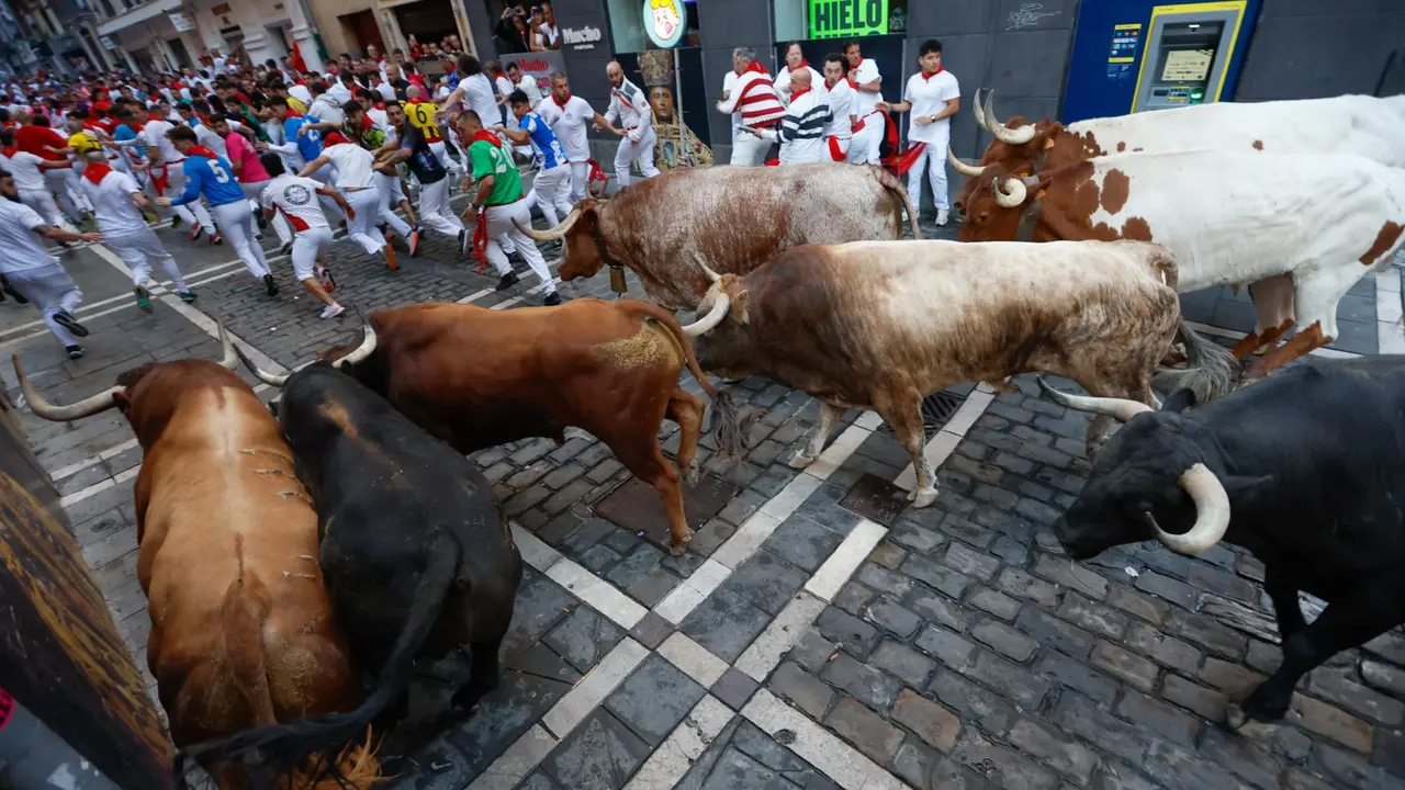 Cuarto encierro de San Fermín 2025 el día 10 de julio con toros de Victoriano del Río en la curva de Mercaderes. EFE - JESÚS DIGES (1)