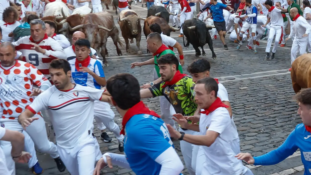 Cuarto encierro de San Fermín 2025 el día 10 de julio con toros de Victoriano del Río en la curva de Mercaderes. EFE - JESÚS DIGES (2)