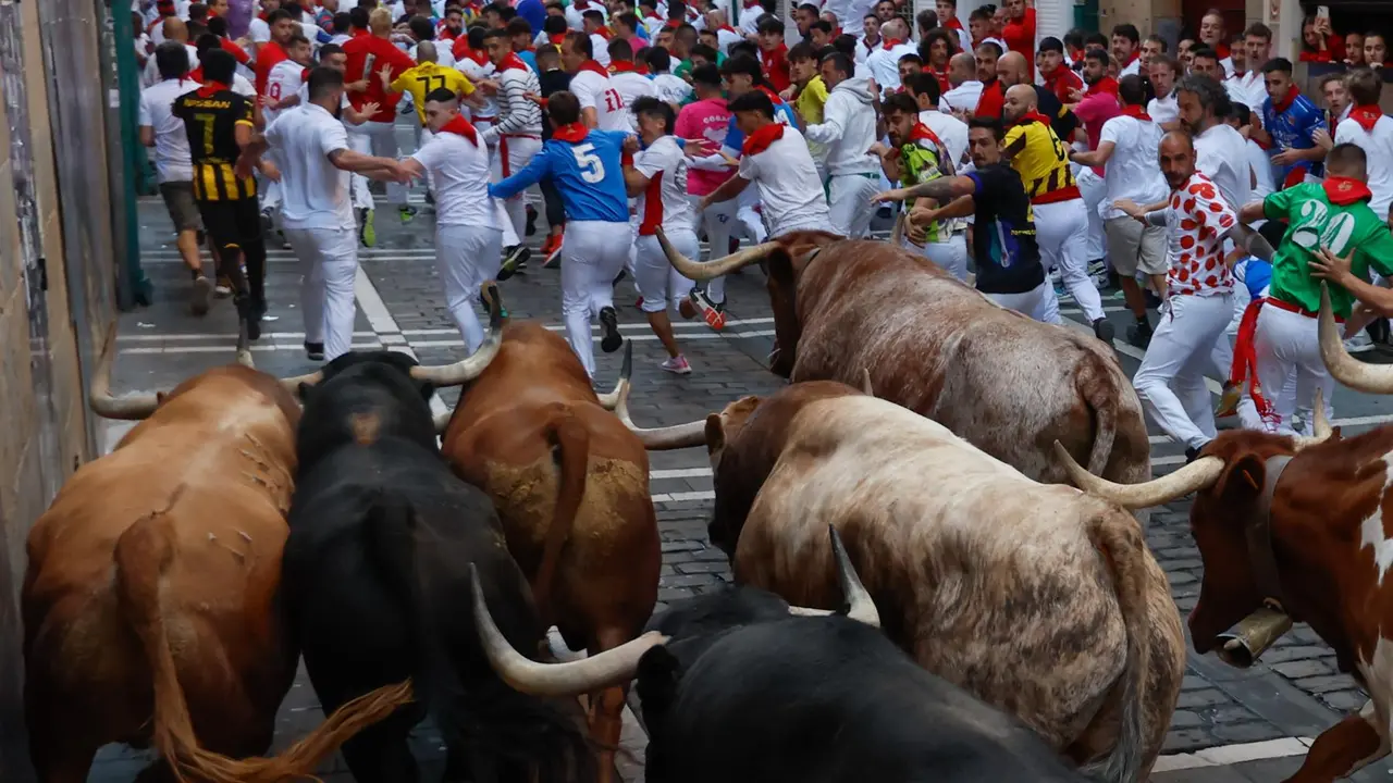 Cuarto encierro de San Fermín 2025 el día 10 de julio con toros de Victoriano del Río en la curva de Mercaderes. EFE - JESÚS DIGES (3)