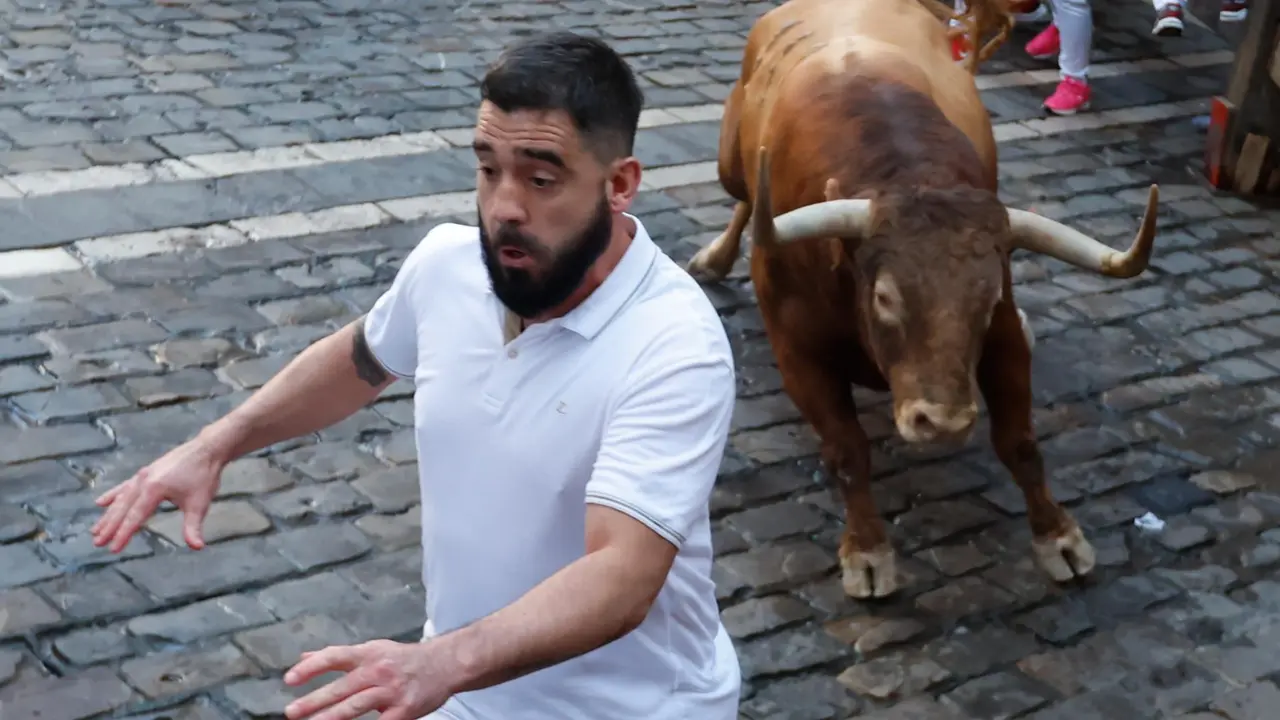 Cuarto encierro de San Fermín 2025 el día 10 de julio con toros de Victoriano del Río en la curva de Mercaderes. EFE - JESÚS DIGES (4)
