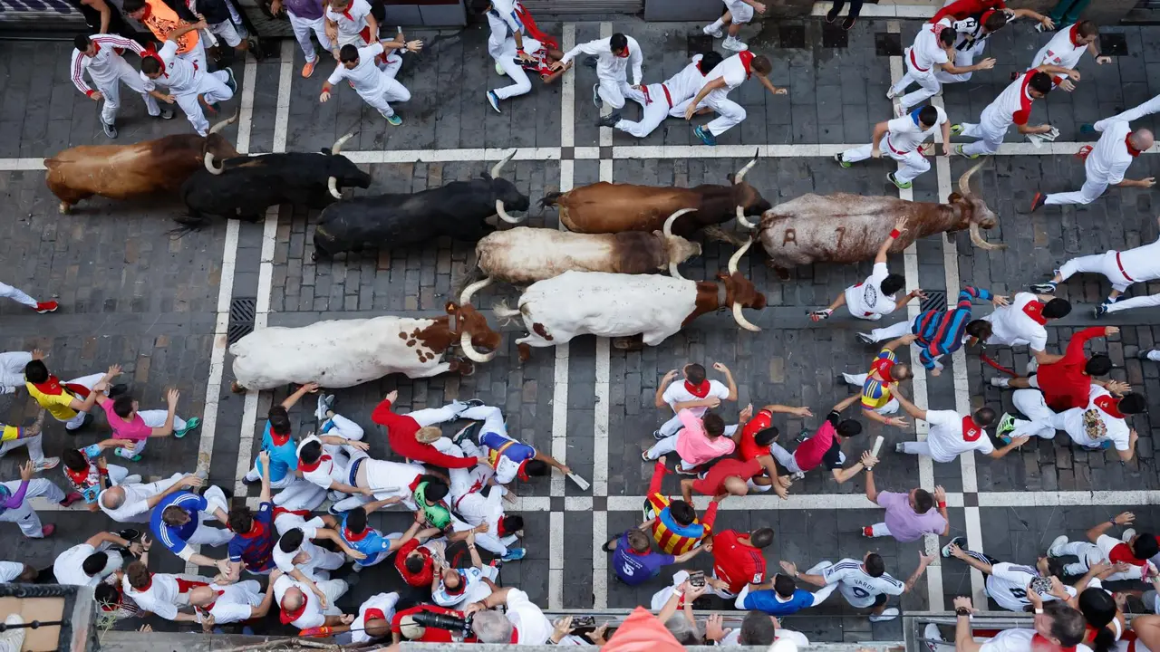 Cuarto encierro de San Fermín 2025 el día 10 de julio con toros de Victoriano del Río en Estafeta. EFE - VILLAR LÓPEZ (6)