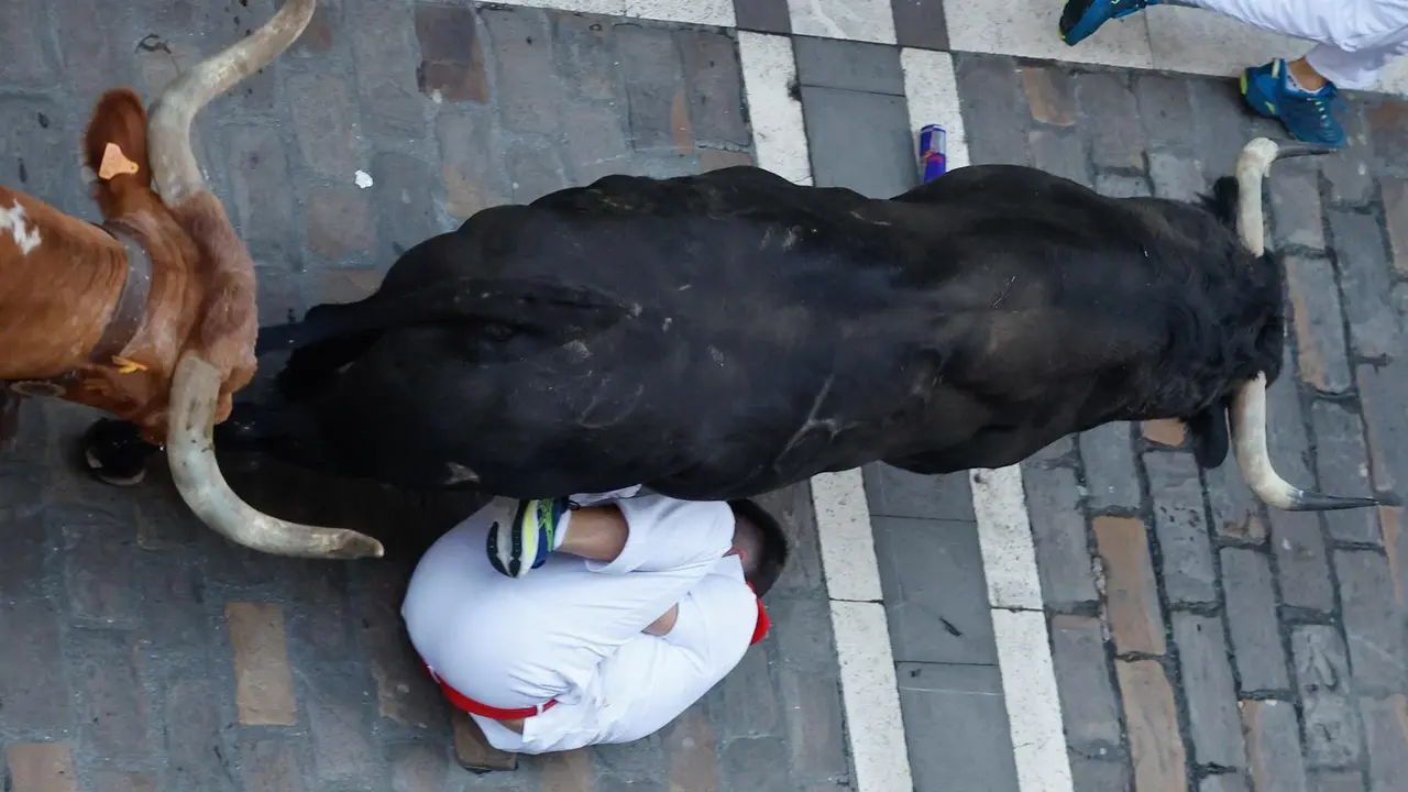 Cuarto encierro de San Fermín 2025 el día 10 de julio con toros de Victoriano del Río en Estafeta. EFE - VILLAR LÓPEZ (5)