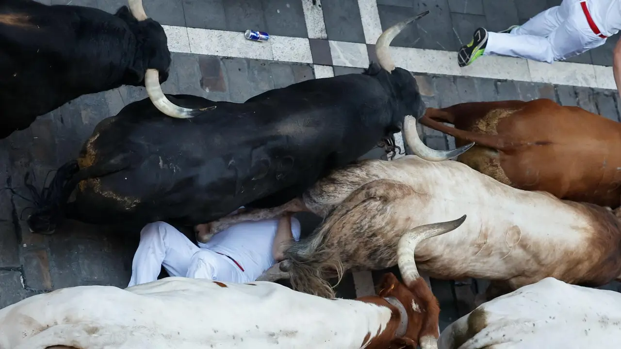 Cuarto encierro de San Fermín 2025 el día 10 de julio con toros de Victoriano del Río en Estafeta. EFE - VILLAR LÓPEZ (9)