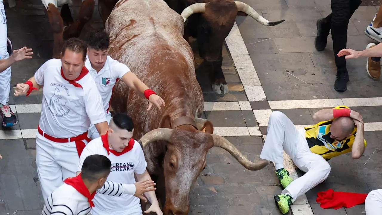 Cuarto encierro de San Fermín 2025 el día 10 de julio con toros de Victoriano del Río en Estafeta. EFE - VILLAR LÓPEZ (11)