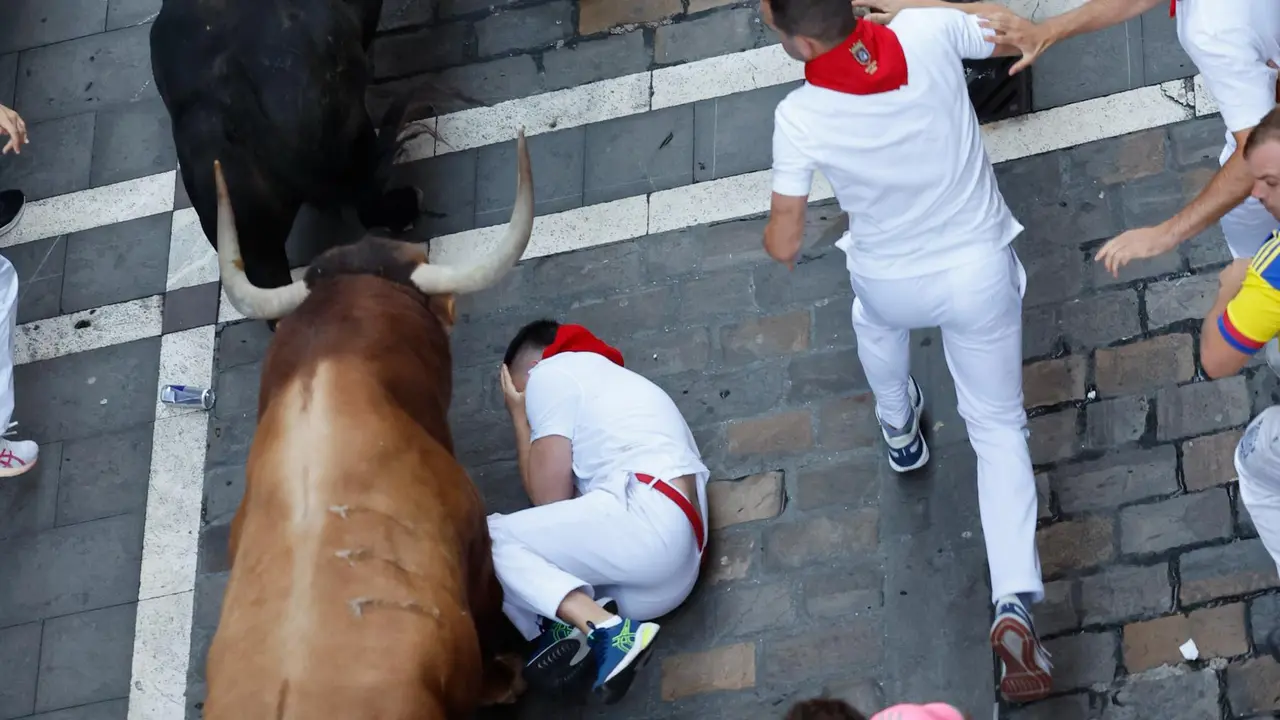 Cuarto encierro de San Fermín 2025 el día 10 de julio con toros de Victoriano del Río en Estafeta. EFE - VILLAR LÓPEZ (12)