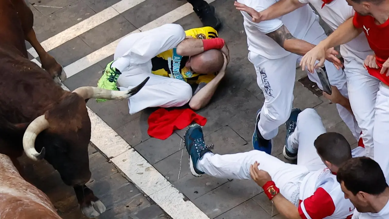 Cuarto encierro de San Fermín 2025 el día 10 de julio con toros de Victoriano del Río en Estafeta. EFE - VILLAR LÓPEZ (17)