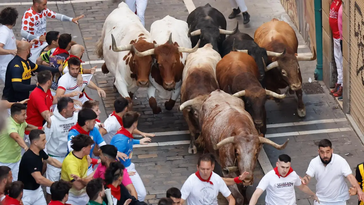 Cuarto encierro de San Fermín 2025 el día 10 de julio con toros de Victoriano del Río en Estafeta. EFE - VILLAR LÓPEZ (18)