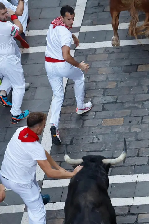 Cuarto encierro de San Fermín 2025 el día 10 de julio con toros de Victoriano del Río en Estafeta. EFE - VILLAR LÓPEZ (7)