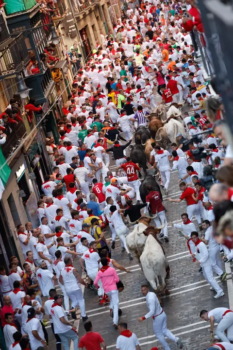 Cuarto encierro de San Fermín 2025 el día 10 de julio con toros de Victoriano del Río en Estafeta. EFE - VILLAR LÓPEZ (1)
