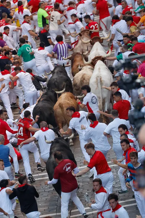 Cuarto encierro de San Fermín 2025 el día 10 de julio con toros de Victoriano del Río en Estafeta. EFE - VILLAR LÓPEZ (2)
