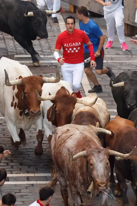 Cuarto encierro de San Fermín 2025 el día 10 de julio con toros de Victoriano del Río en Estafeta. EFE - VILLAR LÓPEZ (8)