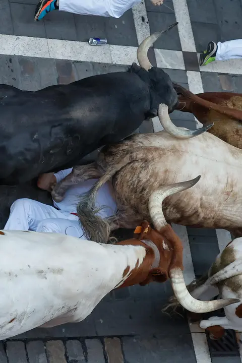 Cuarto encierro de San Fermín 2025 el día 10 de julio con toros de Victoriano del Río en Estafeta. EFE - VILLAR LÓPEZ (14)